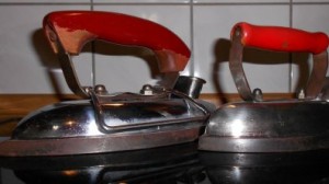 alte-buegeleisen Zwei alte Bügeleisen für die Biografiearbeit.