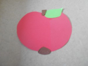 Den APfel aus Tonpapier ausschneiden