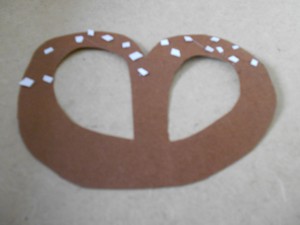 Eine Brezel aus Tonpapier Eine für das Okotberfest gebastelte Brezel.