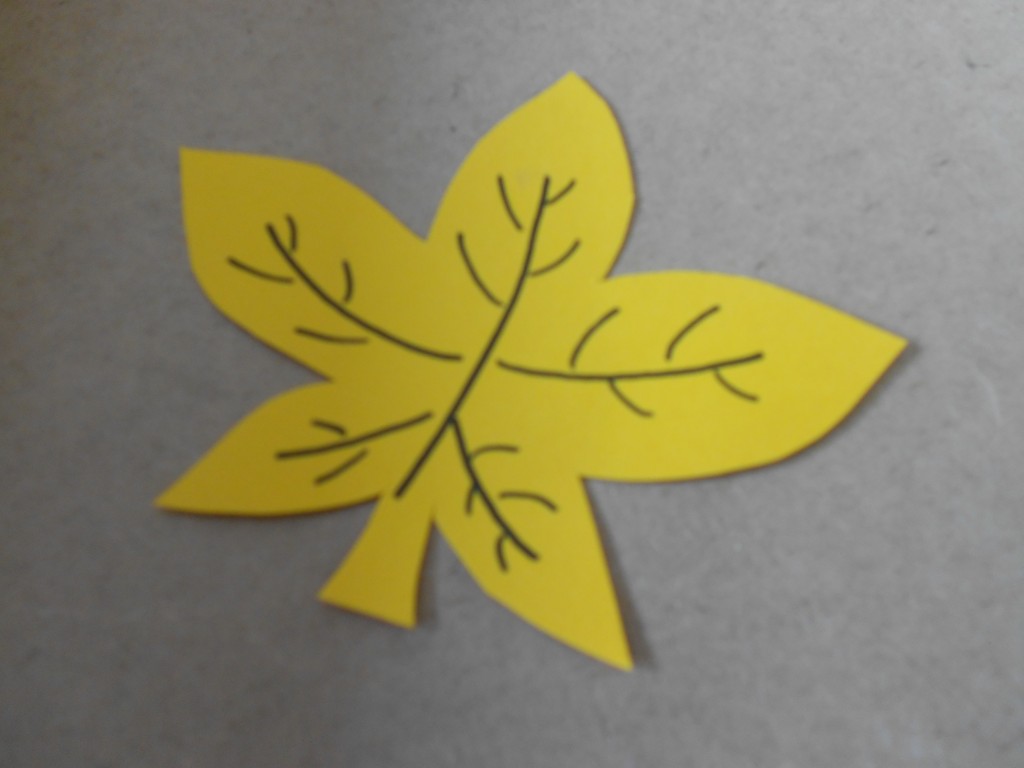 Blätter ausschneiden ist eine einfache Bastelidee für den Herbst