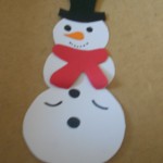 Ein Schneemann aus Tonpapier